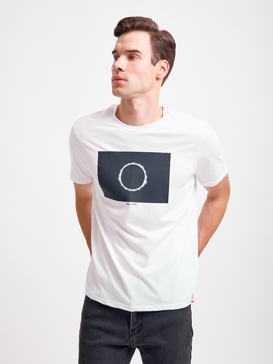 Белая футболка Sevenext с уникальным принтом