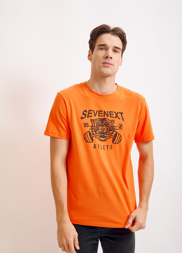 Оранжевая футболка Sevenext с принтом
