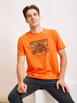 Оранжевая футболка Sevenext с принтом
