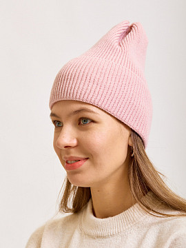 Розовая трикотажная шапка Qusto
